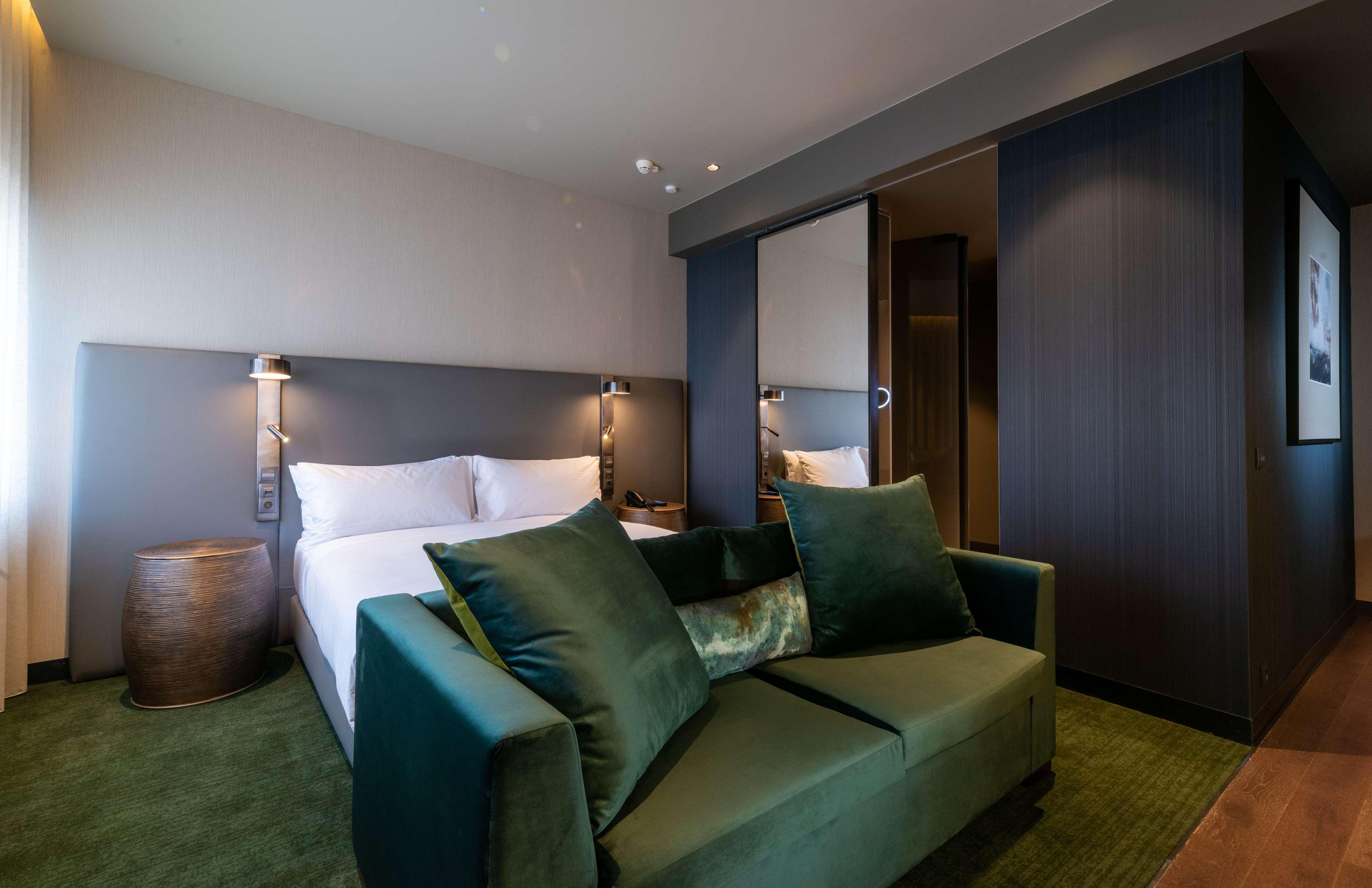Отель Hilton Porto Gaia Вила-Нова-ди-Гая Экстерьер фото A room at the hotel