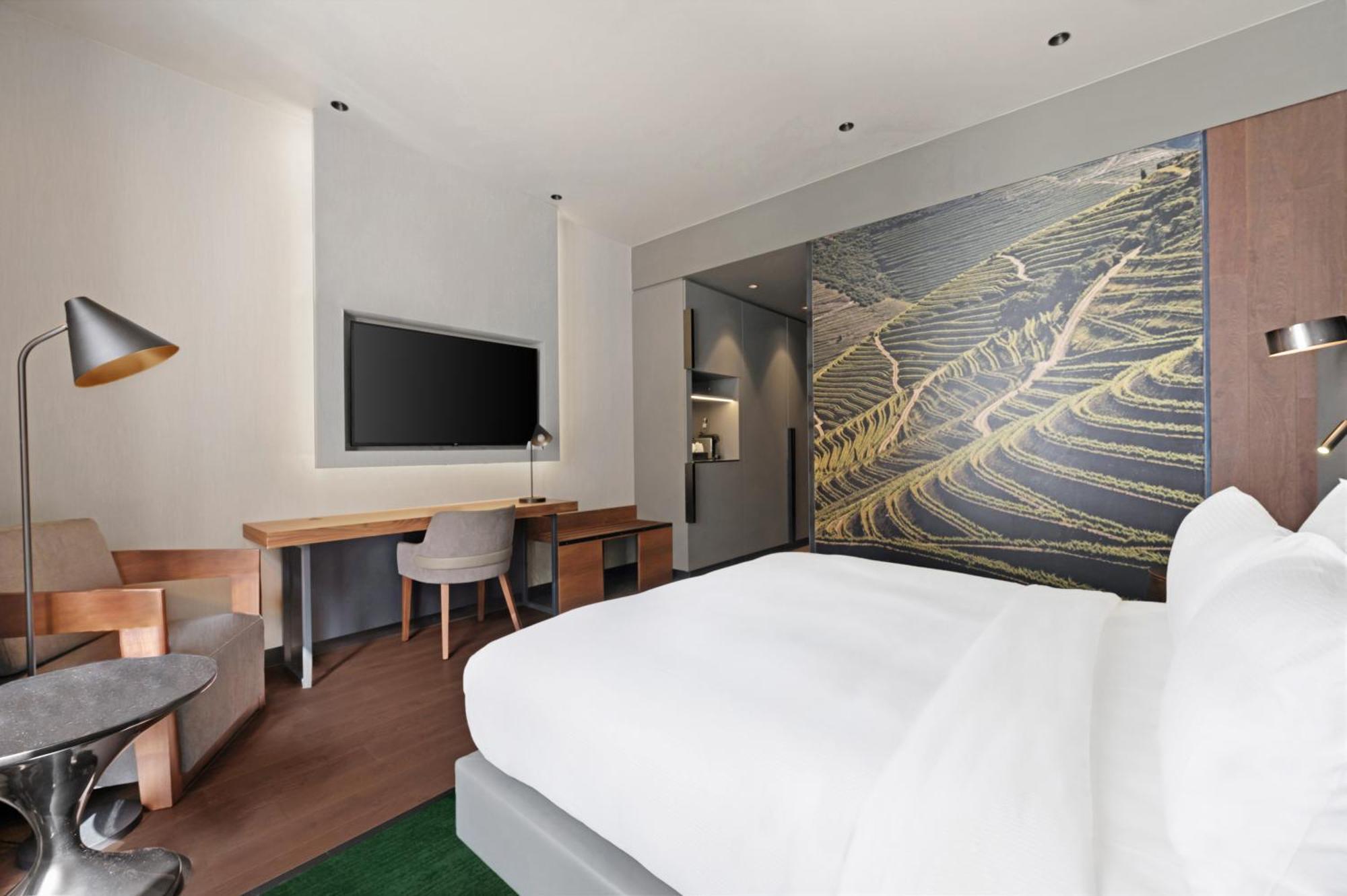 Отель Hilton Porto Gaia Вила-Нова-ди-Гая Экстерьер фото A room at the hotel